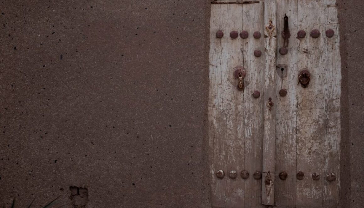 Drzwi a przeciągi — skuteczne metody uszczelnienia progu i ościeżnicy