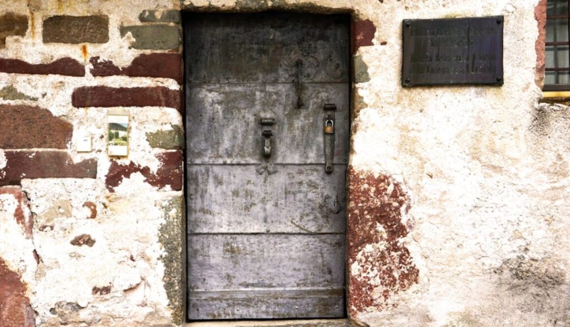 Drzwi się nie zamykają: diagnoza zamka i szybkie sposoby naprawy