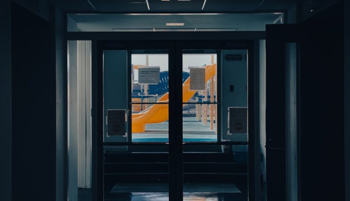 Kwadratowe przeszklenia: precyzyjny rytm w nowoczesnym wnętrzu