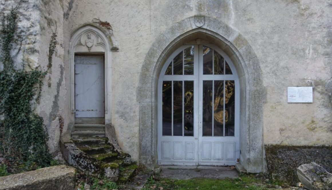 Łukowate przeszklenia — klasyczny detal, który pasuje do nowoczesnych aranżacji