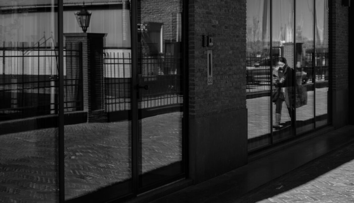 Lustrzane drzwi: kiedy optycznie powiększą przestrzeń, a kiedy nie?