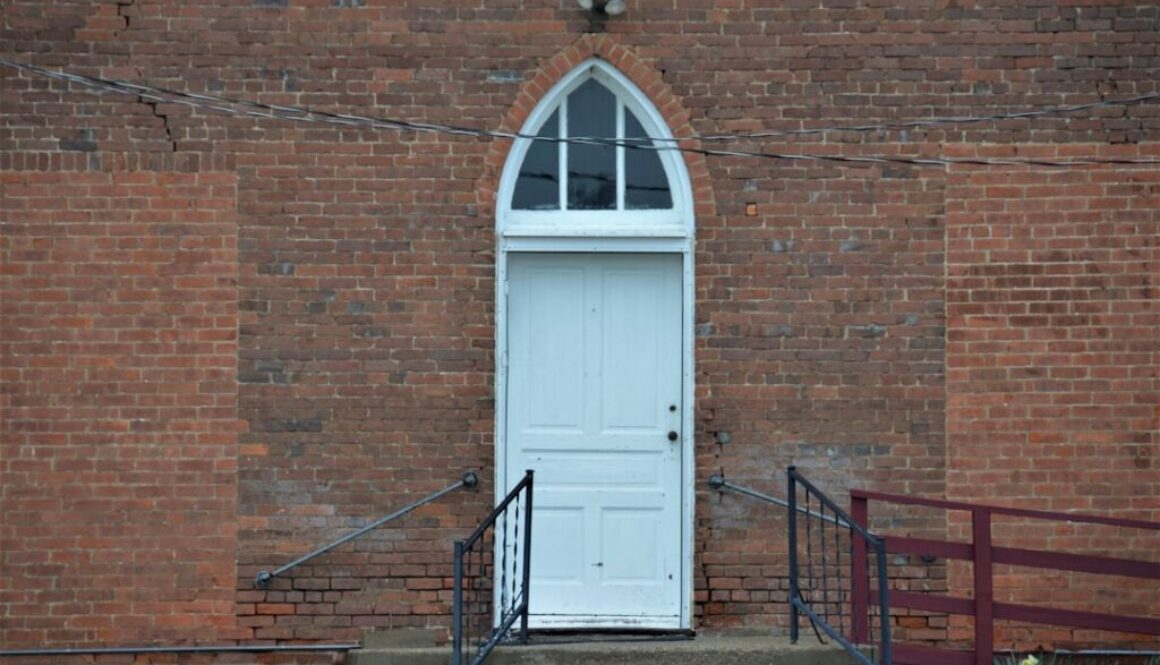 Stare uszczelki w drzwiach: jak je usunąć i przygotować rowek pod nowe