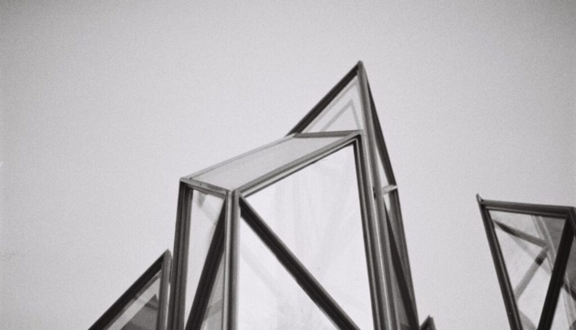 Trójkątne przeszklenia w drzwiach — kiedy warto po nie sięgnąć