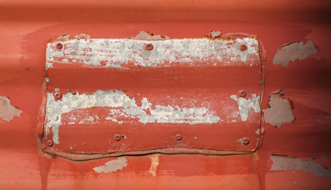 Wgniecenia na drzwiach — jak je zniwelować i kiedy lepiej wezwać fachowca