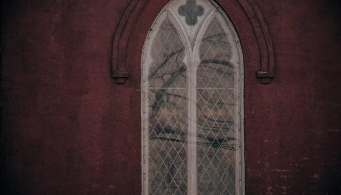 Witraż w drzwiach: jak dobrać, by nie przytłoczyć aranżacji