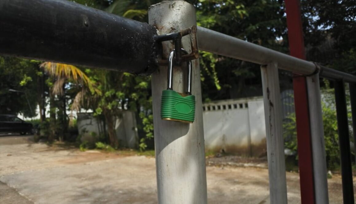 Zamek ciężko działa — jak go naprawić i co smarować, by nie zacinał